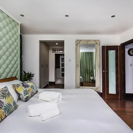 Unique Luxury In The Heart Of London. Air Conditioned With Private Garden Apartment *