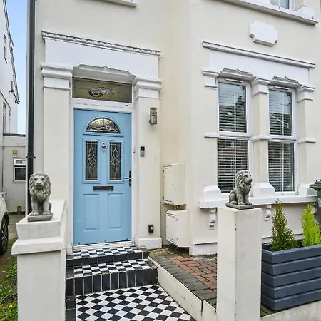Wembley Luxury Residence- Opulence House Holiday home *