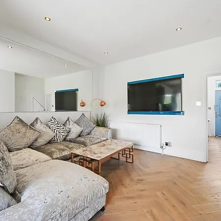 Wembley Luxury Residence- Opulence House Holiday home London