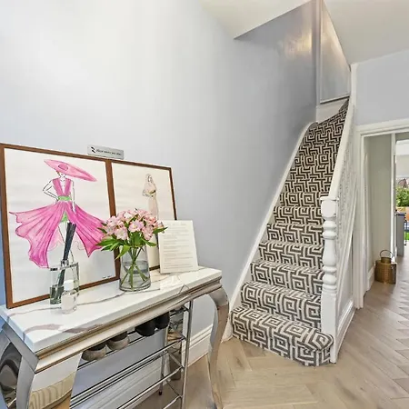 Wembley Luxury Residence- Opulence House Holiday home *