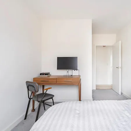 Sunny Luxury Skyline Flat Near Alexandra Palace, Tottenham Stadium & Drumsheds London