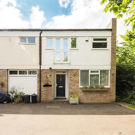 Apartment Where Style & Convenience Combine- Photo Id Required London