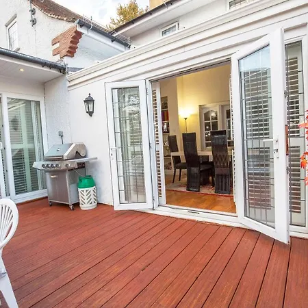 Homestay Private With Common Kitchen, Bathroom, Garden And Lounge In Surrey