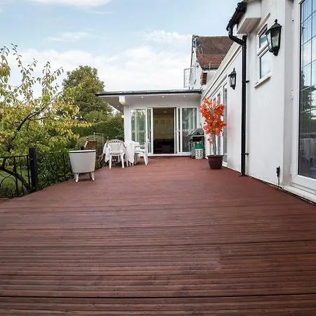 Homestay Private With Common Kitchen, Bathroom, Garden And Lounge In Surrey *
