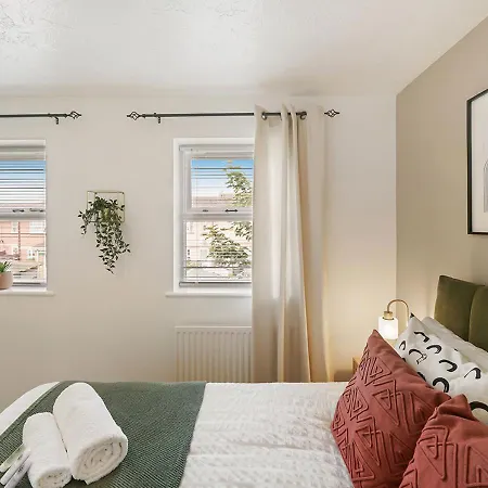 East House Near Tube With Parking London