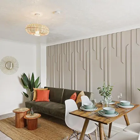 East House Near Tube With Parking Holiday home London