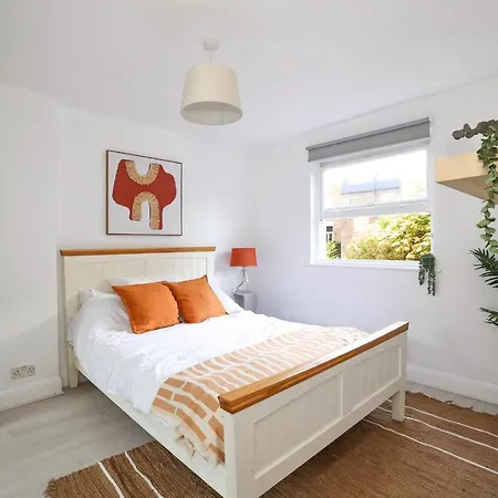 W For 4. Open Plan Kitchen/living Apartment London