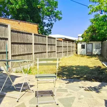 Pearl Garden In Wembley Holiday home