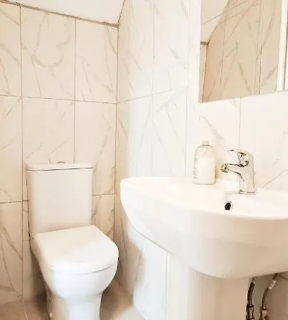 Pearl Garden In Wembley Holiday home