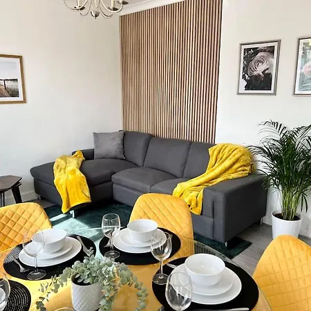 Lovely 3 Bedrooms Flat *
