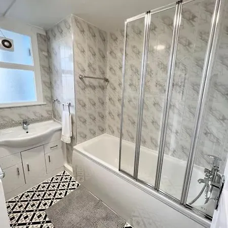 Lovely 3 Bedrooms Flat London