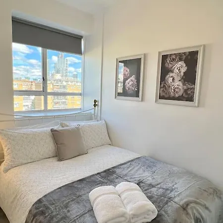 Lovely 3 Bedrooms Flat Apartment *