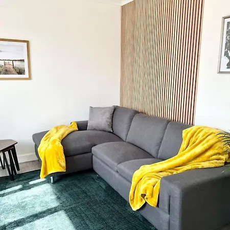 Lovely 3 Bedrooms Flat Apartment *