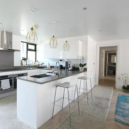 Oxford Street Luxurious 3 Bedroom