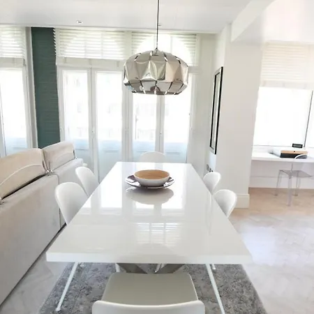 Oxford Street Luxurious 3 Bedroom Londyn