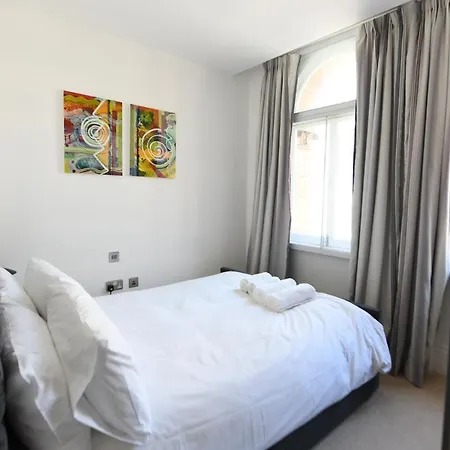 Oxford Street Luxurious 3 Bedroom