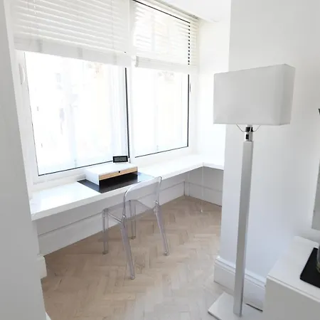 Oxford Street Luxurious 3 Bedroom Londyn