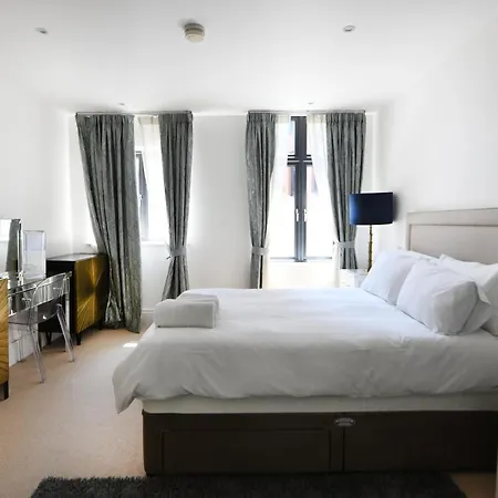 Oxford Street Luxurious 3 Bedroom
