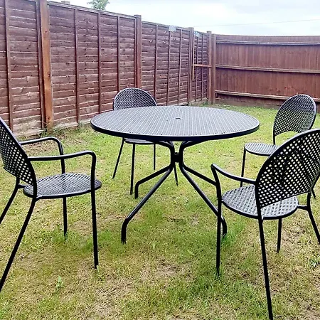 East House Near Tube With Parking Holiday home *