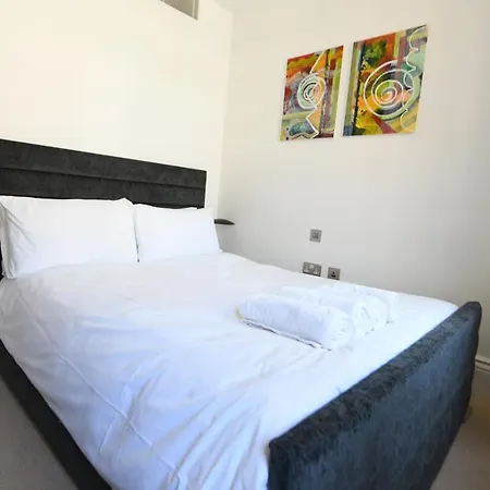 Oxford Street Luxurious 3 Bedroom *