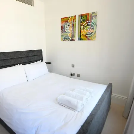 Oxford Street Luxurious 3 Bedroom Londyn