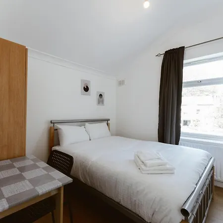 Plaistow Cosy Double - 8 *