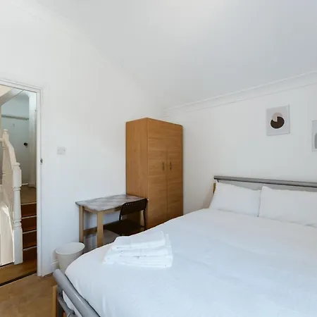 Plaistow Cosy Double - 8 *