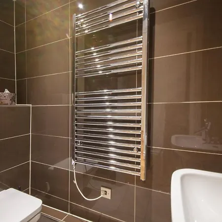 Kensington High Street One Bed Apartment *