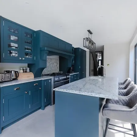 Central, Stylish And Spacious 4 Bedroom House 2,5 Bathrooms In Shepherd's Bush London