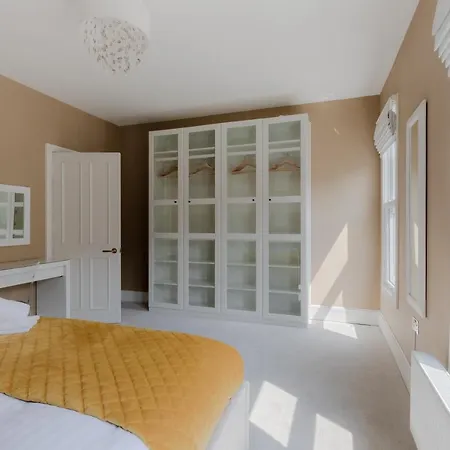 Central, Stylish And Spacious 4 Bedroom House 2,5 Bathrooms In Shepherd's Bush