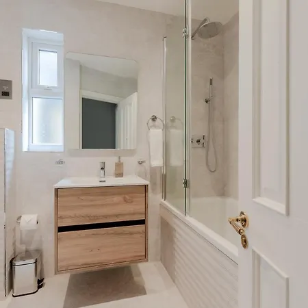 Central, Stylish And Spacious 4 Bedroom House 2,5 Bathrooms In Shepherd's Bush Apartment