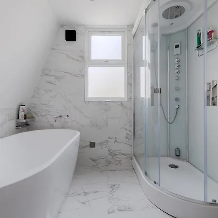 Central, Stylish And Spacious 4 Bedroom House 2,5 Bathrooms In Shepherd's Bush London