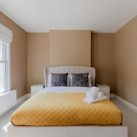 Apartment Central, Stylish And Spacious 4 Bedroom House 2,5 Bathrooms In Shepherd's Bush London