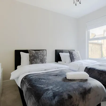 Apartment Central, Stylish And Spacious 4 Bedroom House 2,5 Bathrooms In Shepherd's Bush London