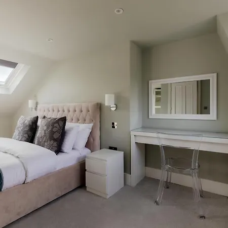 Apartment Central, Stylish And Spacious 4 Bedroom House 2,5 Bathrooms In Shepherd's Bush London