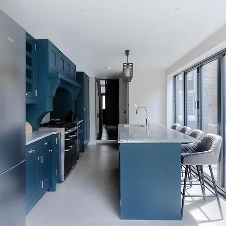 Apartment Central, Stylish And Spacious 4 Bedroom House 2,5 Bathrooms In Shepherd's Bush London