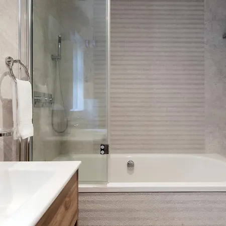 Central, Stylish And Spacious 4 Bedroom House 2,5 Bathrooms In Shepherd's Bush *