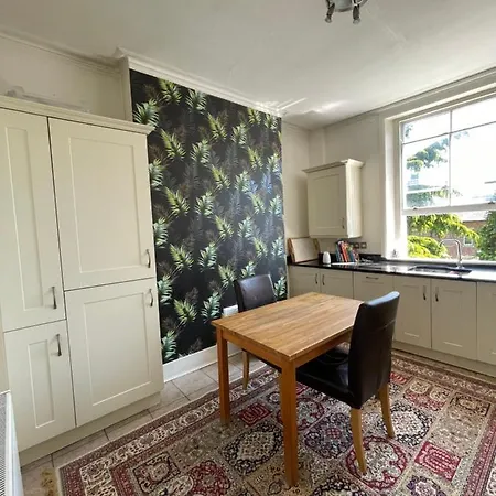 Camden Bachelor Pad , Location In Camden , Ideal Space For Small Family London
