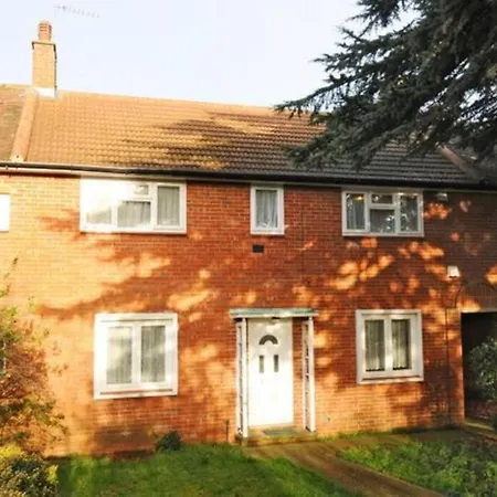 Spacious 3bhk Near Heathrow Holiday home Cranford