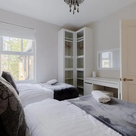 Apartment Central, Stylish And Spacious 4 Bedroom House 2,5 Bathrooms In Shepherd's Bush London