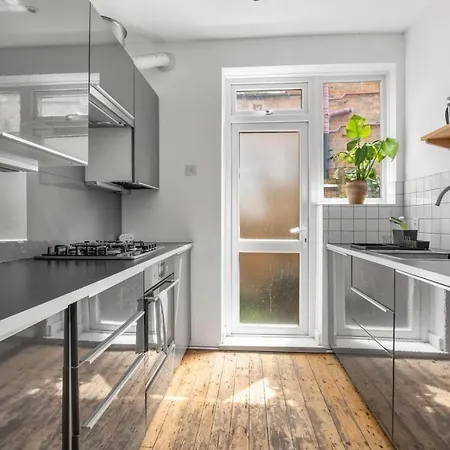 Guestready - A Beautiful With Garden Apartment London
