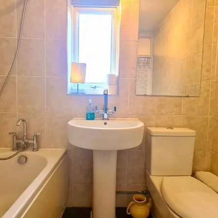 Lovely Private In East Ham Homestay London