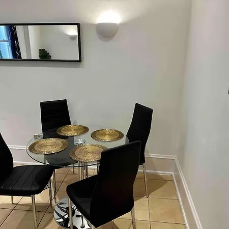 Chic Two Bed Flat In Fitzrovia