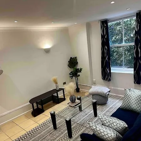 Chic Two Bed Flat In Fitzrovia