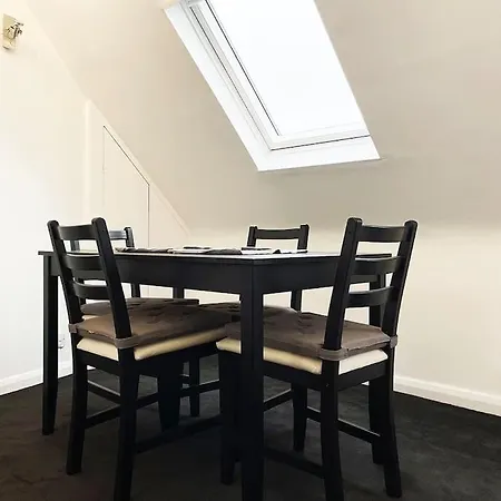 One-bedroom Flat In Village Apartment Cheam