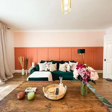 Charming Spacious 2br Flat Near Station Parking *