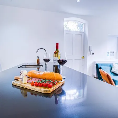 Stylish 1br Unit, Super Fast Internet, Gated Complex - Near Queen's Park! London