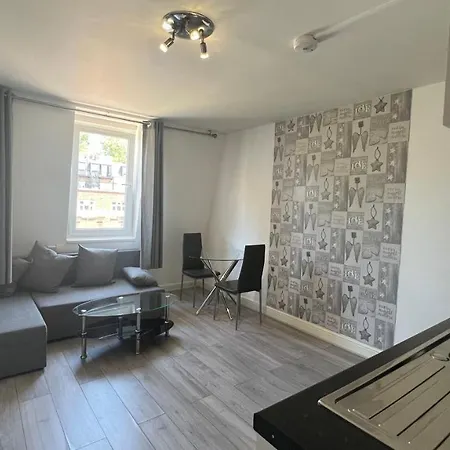 Comfy 2 Bedroom - Finchley Road, Apartment *