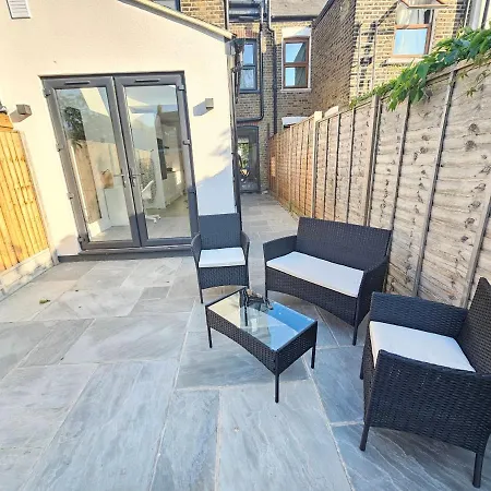 Apartment Spacious 4br House, London, Sleeps 9, Parking Available *