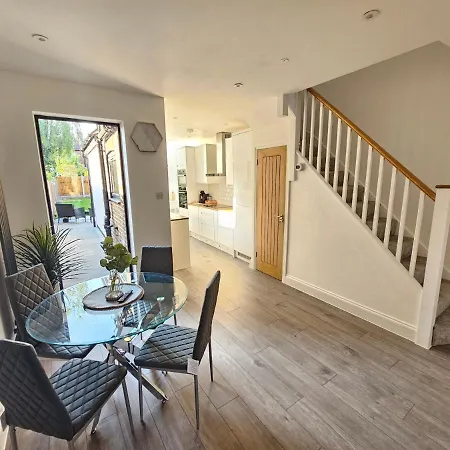Apartment Spacious 4br House, London, Sleeps 9, Parking Available *